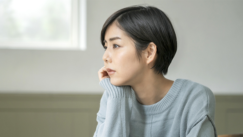 マウスピース矯正が自分の生活に合うか悩む女性