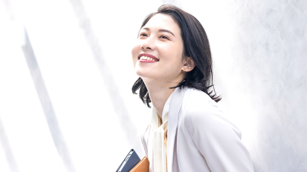 毎日が忙しく充実している様子の女性
