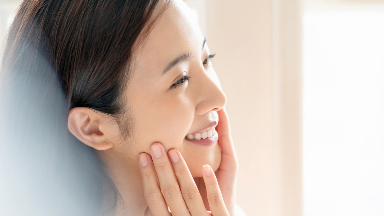 歯科矯正を終えて笑顔を見せる女性