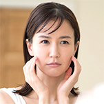 あごが小さく歯並びに悩む女性の写真