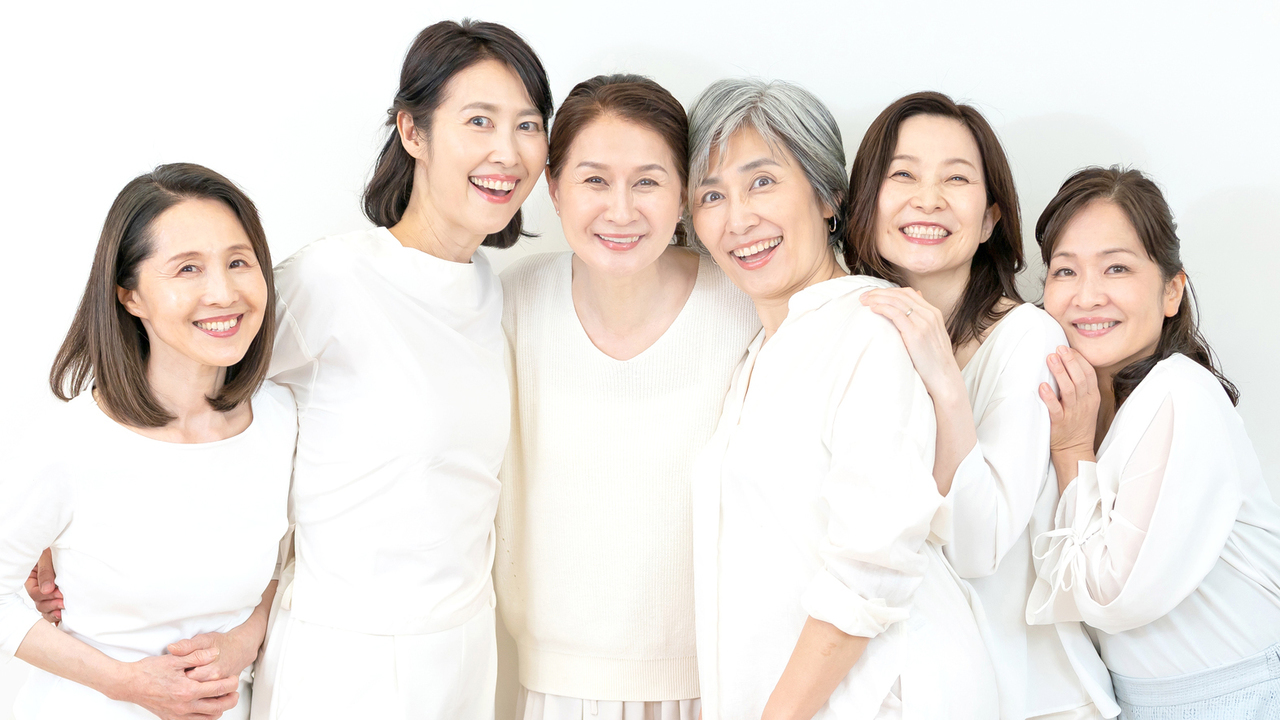 キレイな歯並びで笑顔を見せる60代の女性たち