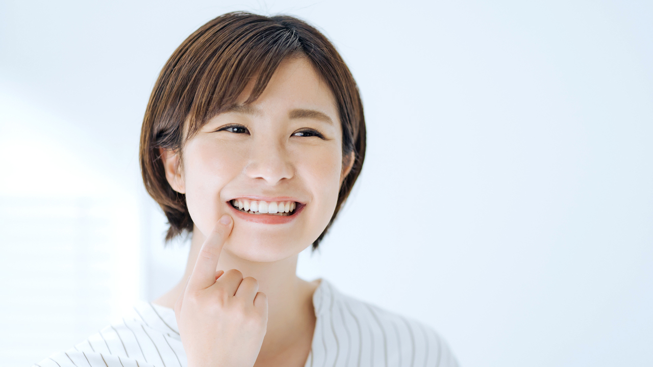部分矯正を終えて満足そうな30代女性の顔写真