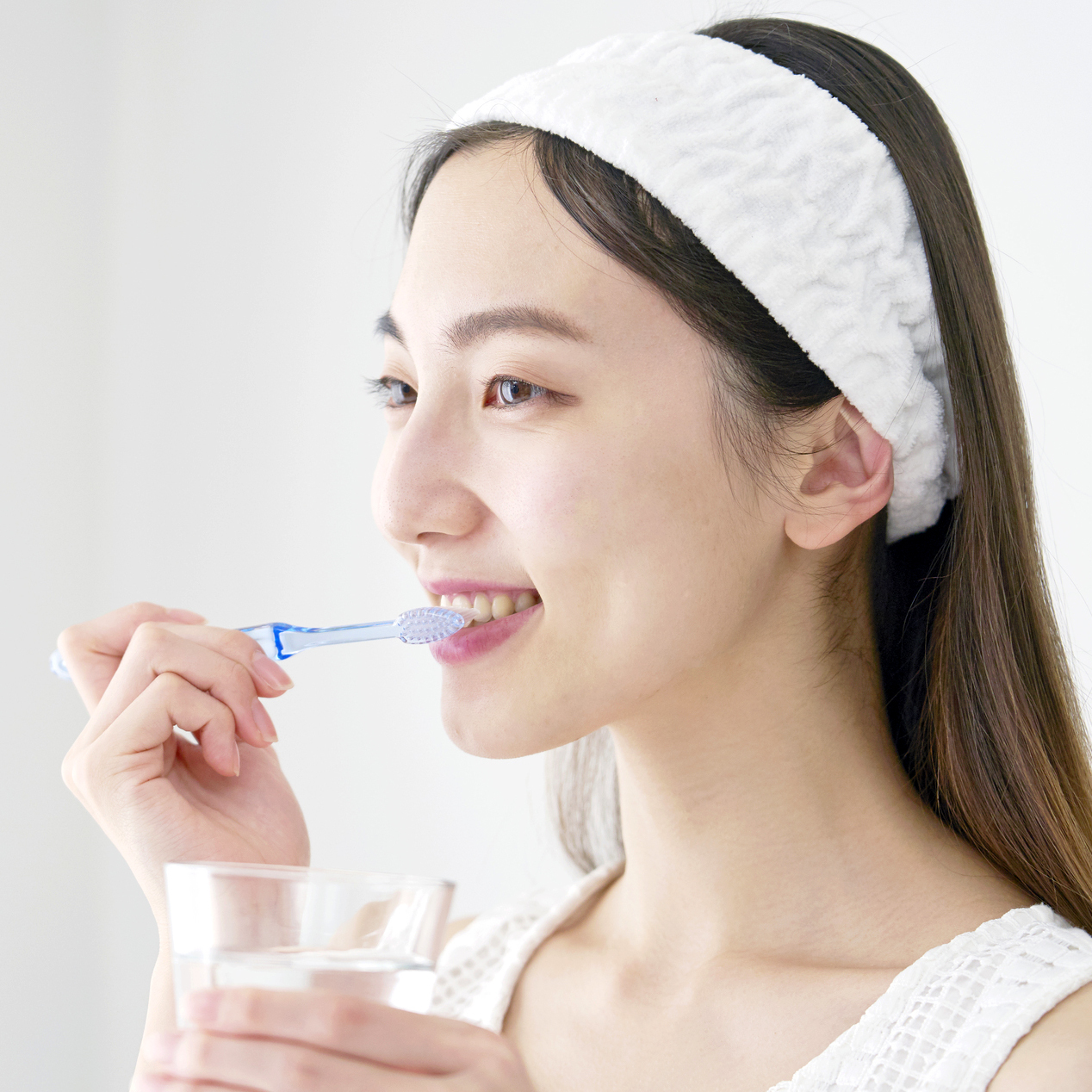 歯ブラシで歯を磨く女性