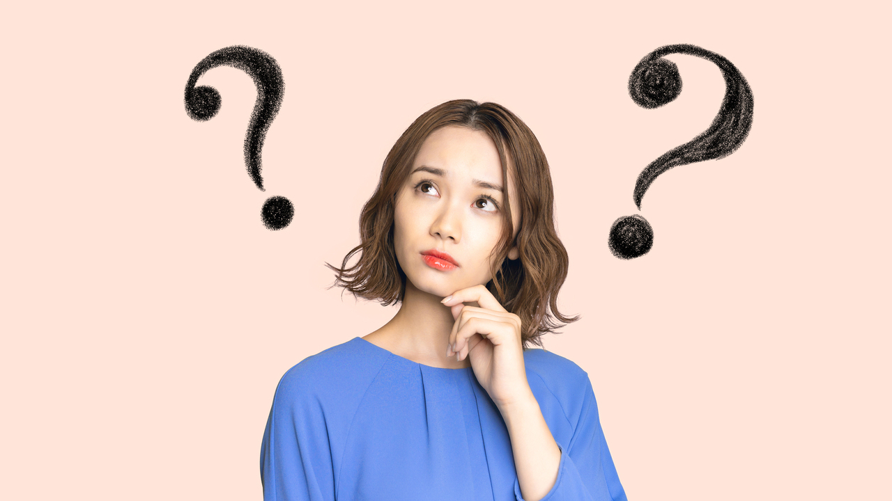 矯正治療を受けるか悩んでいる女性
