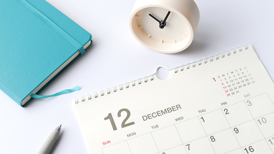 仕事帰りや土日にも通える診療時間を示すカレンダー