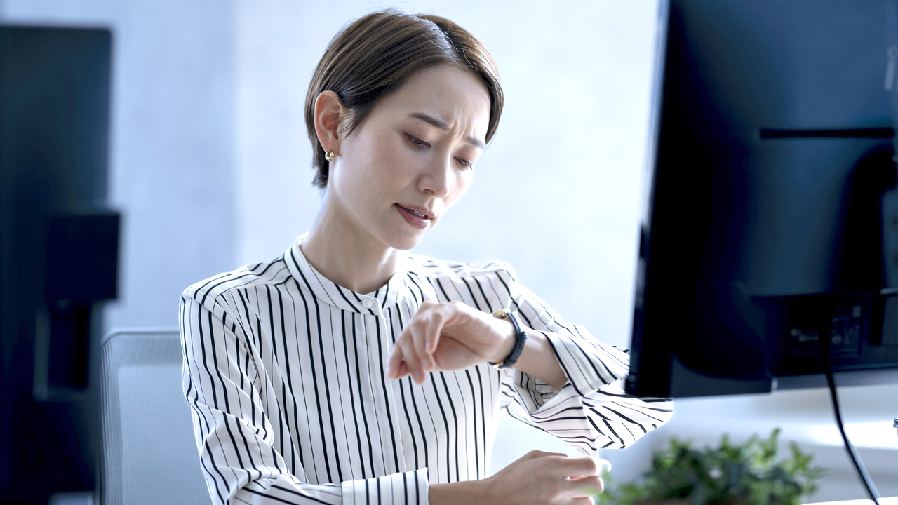 忙しくて時間がない様子の女性