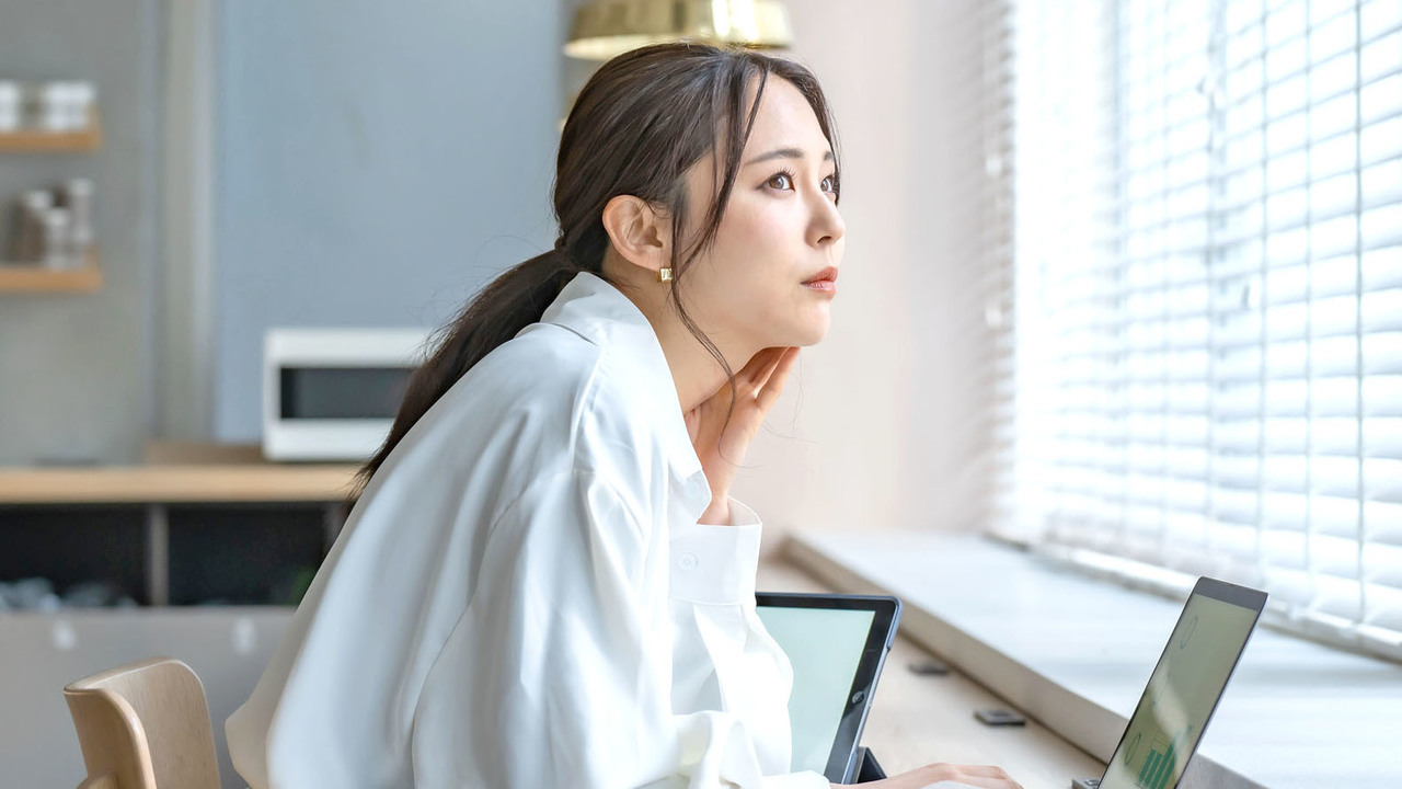 矯正治療の費用と期間について思い悩む女性