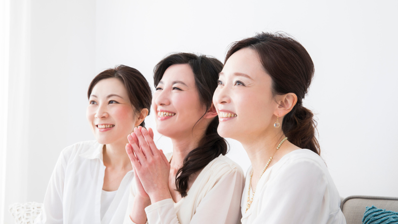 にこやかに笑う3人の中高年女性