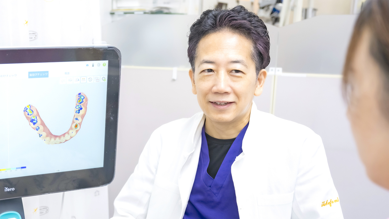 患者さまに矯正治療の説明を行う院長