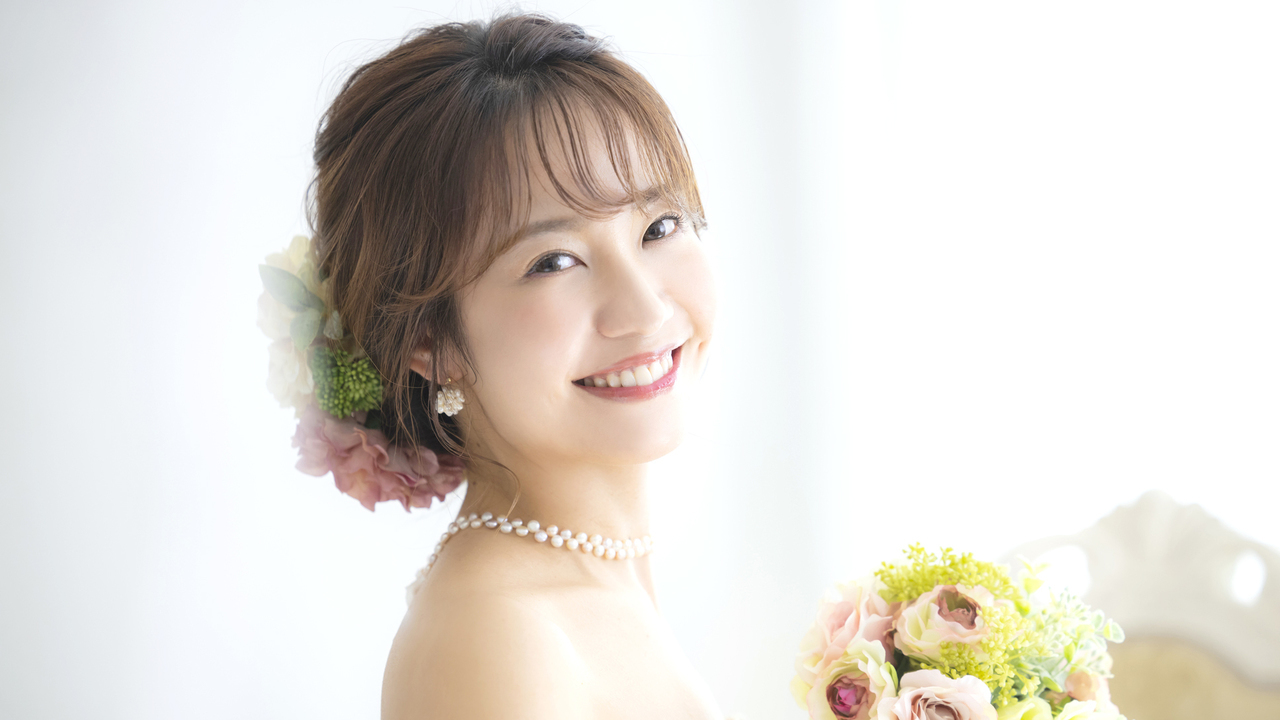 前歯矯正で短期間に歯並びを整え、結婚式当日に笑顔を見せる30代女性