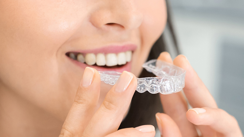 練習用マウスピースを手に持つ様子