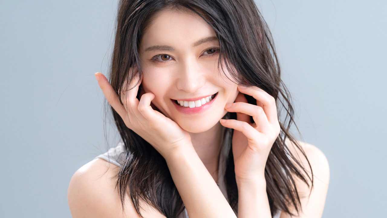白い歯を見せて笑う清潔感のある女性