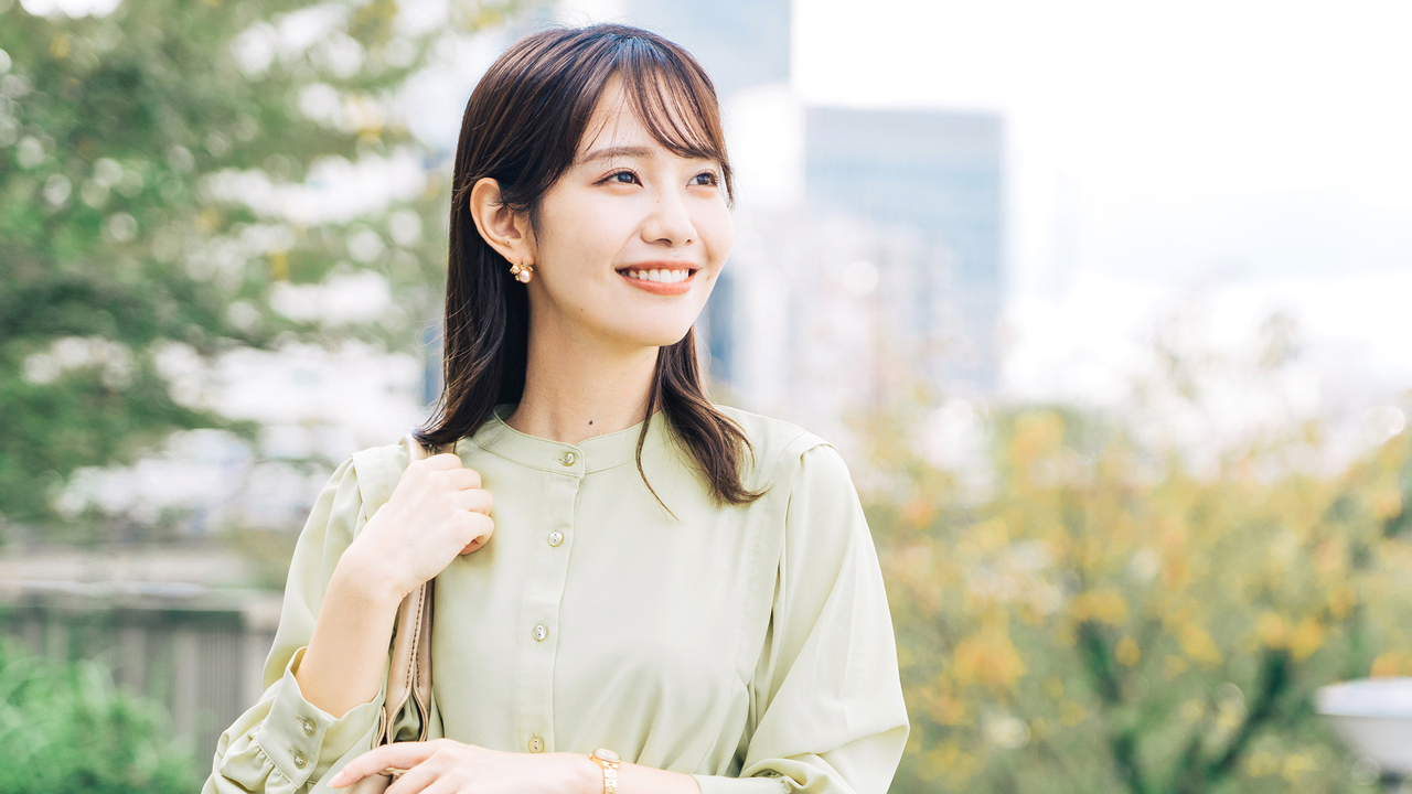 満足そうな笑顔でさわやかに笑う女性