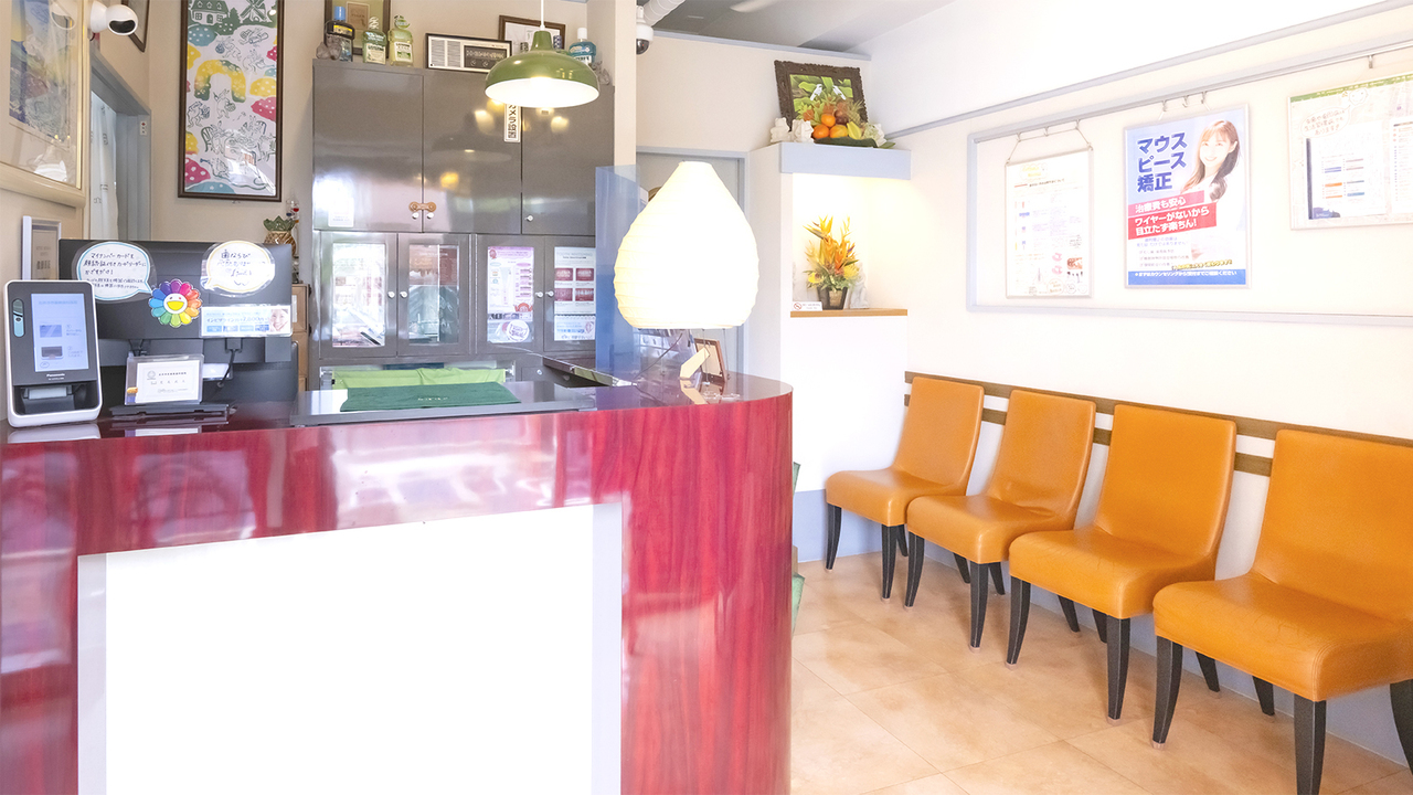 明るく清潔感のある待合室