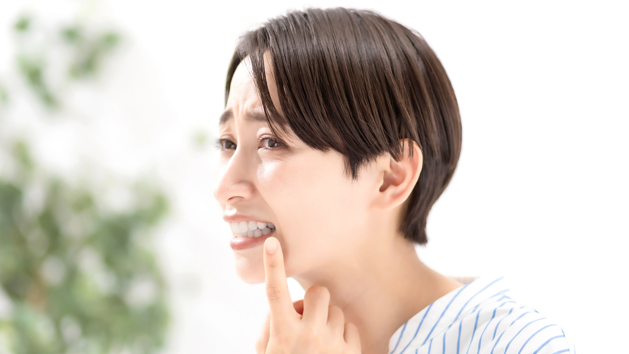 矯正で痛い思いをしている女性