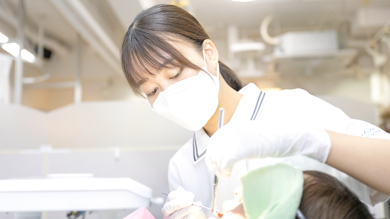 吉祥寺で歯並びの矯正歯科だけでなく一般的な歯科も対応する当院の診療風景