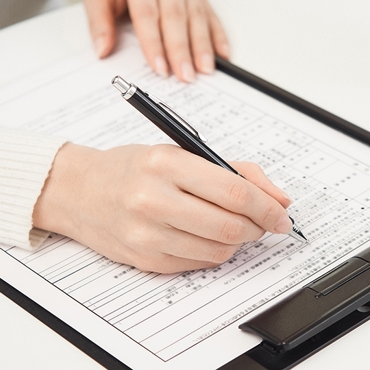 契約書にサインするイメージ