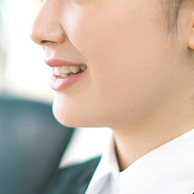 開咬でサ行・タ行の発音が難しい女性の横顔