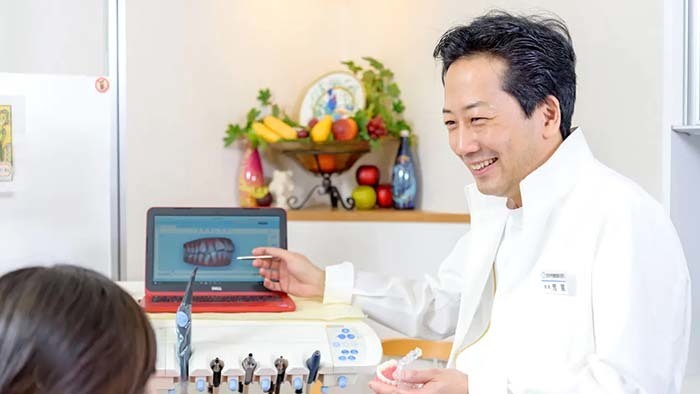 吉祥寺壱番館歯科医院の院長が患者さまのお悩みを聞いている画像