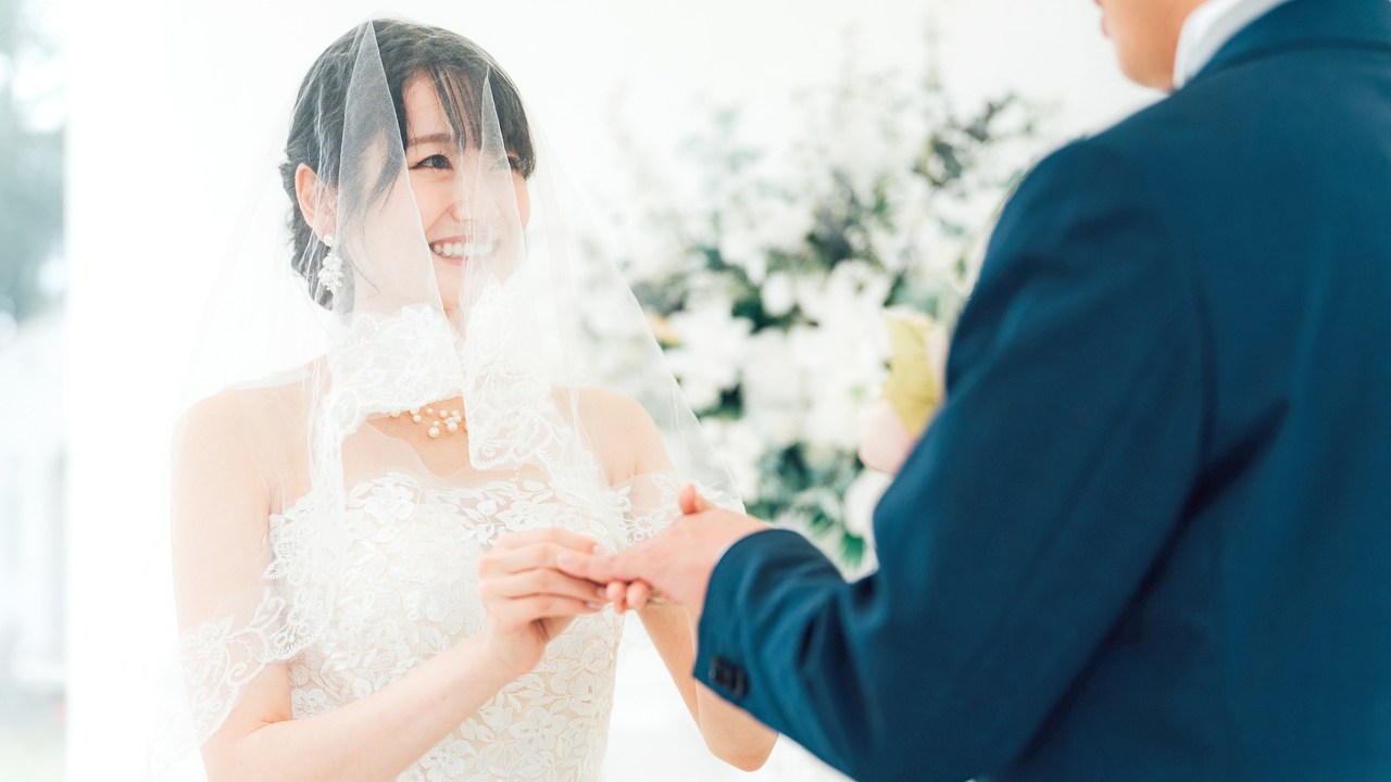 結婚式の当日に指輪交換をする新婦