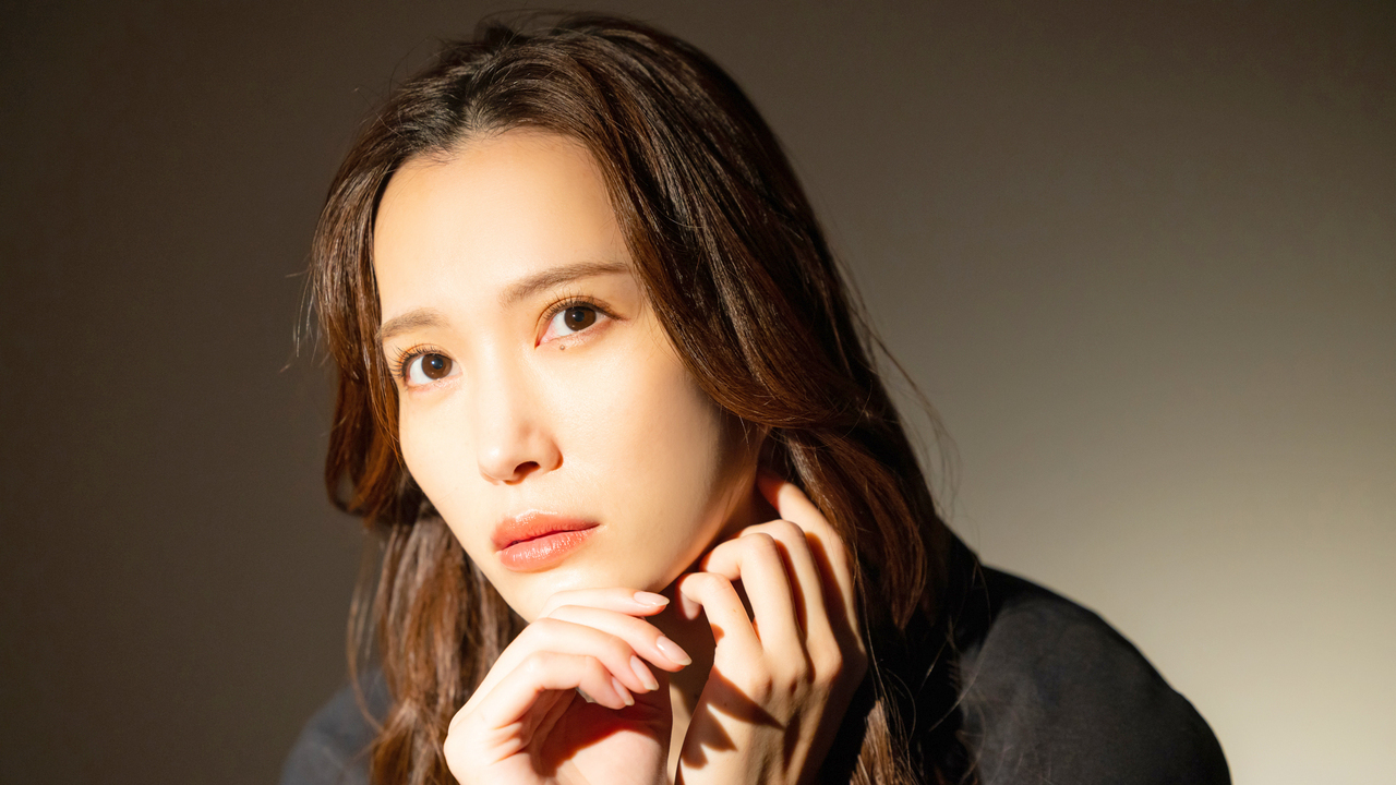 悩んでいる様子の女性