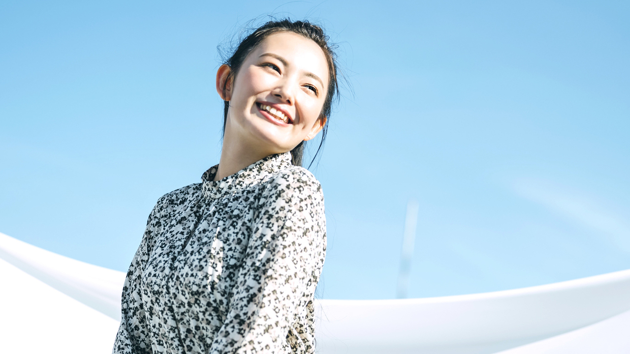 爽やかな青空と笑顔の女性