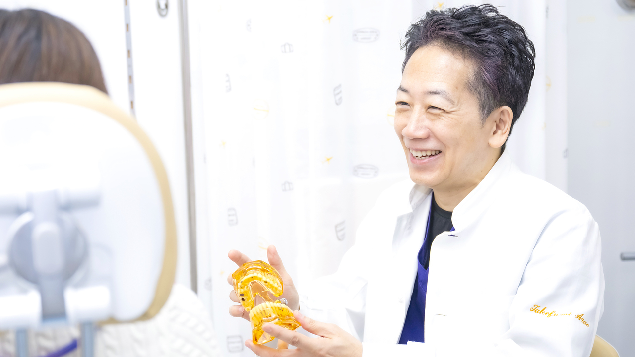 吉祥寺壱番館歯科医院の院長が、年齢に応じた矯正の説明を行う様子