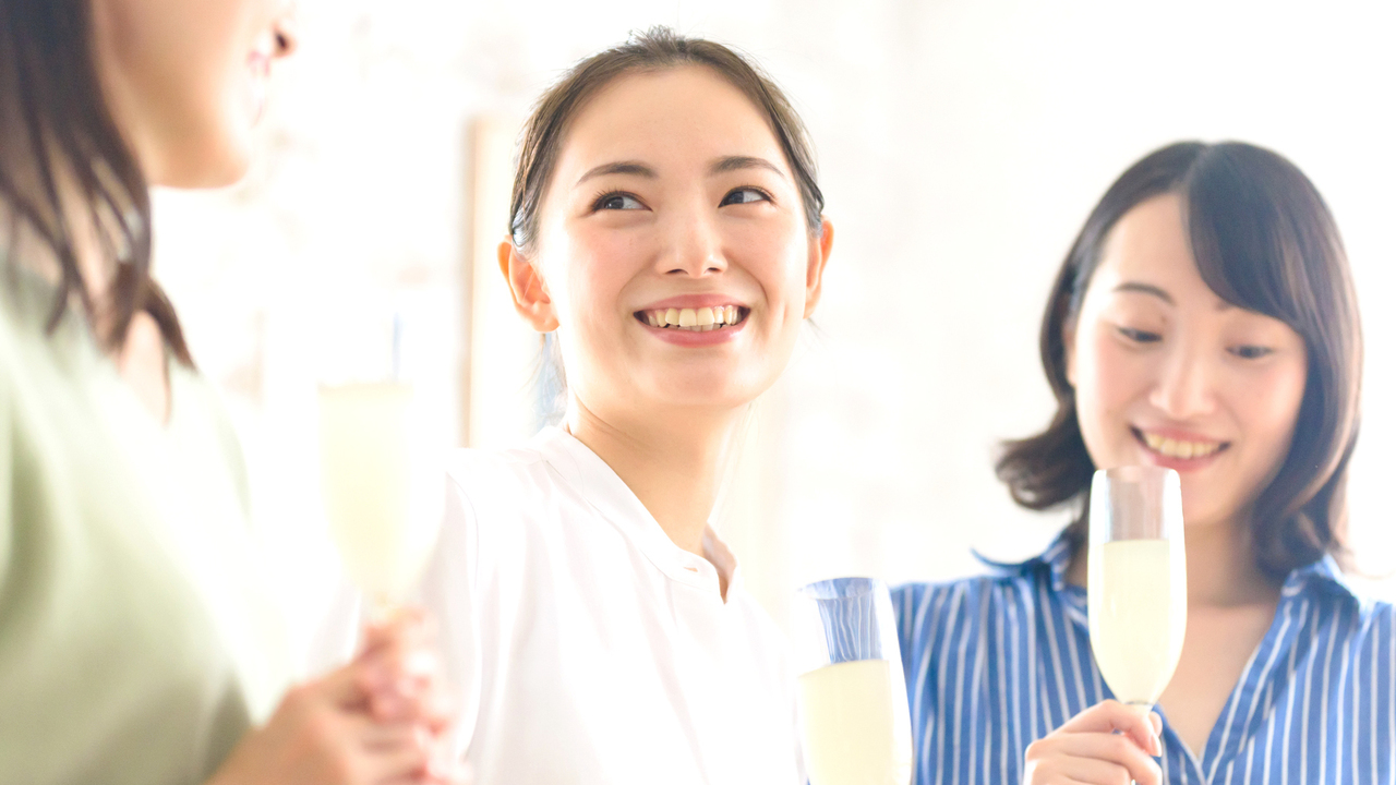 会食を楽しむ女性たち