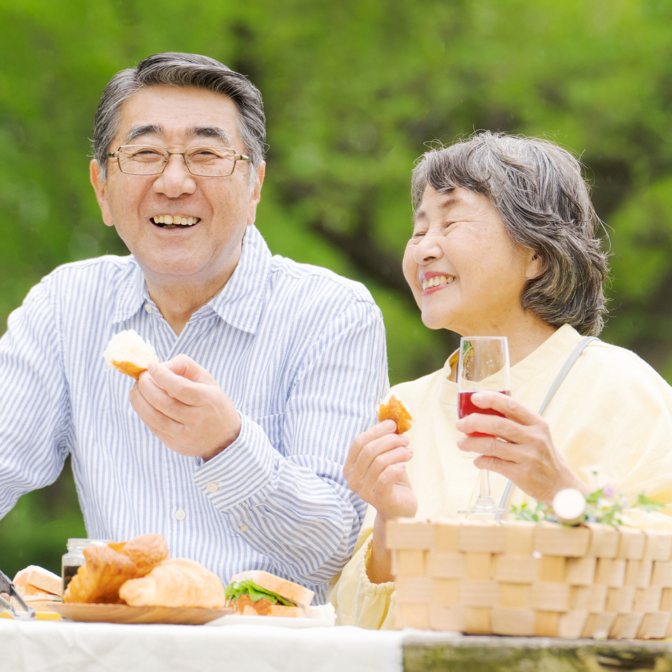 笑顔で食事を楽しむ60代の夫婦