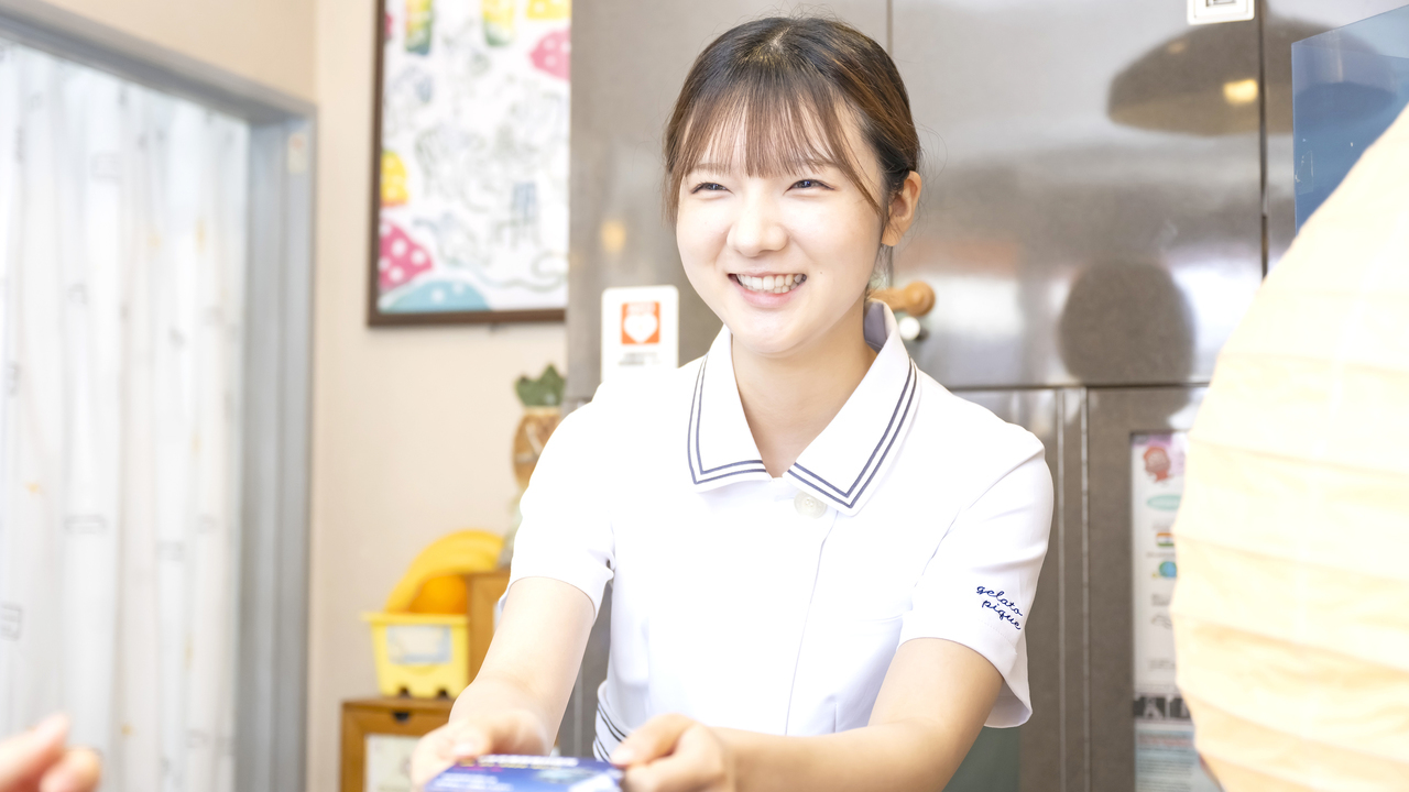 歯科医院で次回の予約をしている様子