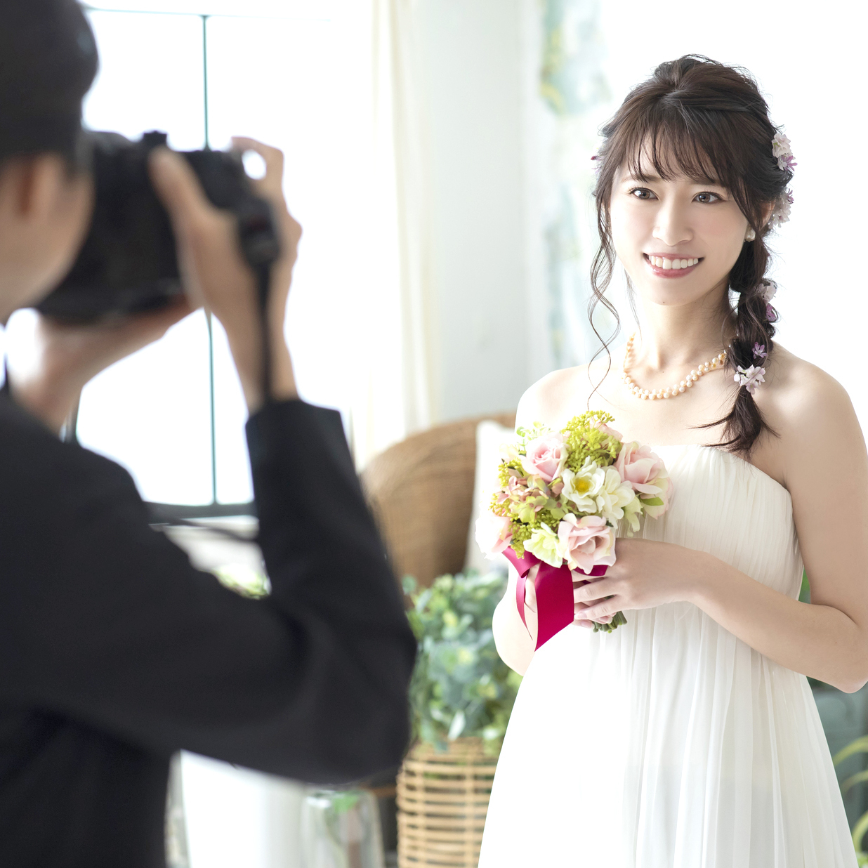 結婚式までに歯科矯正を終えて笑顔の30代女性