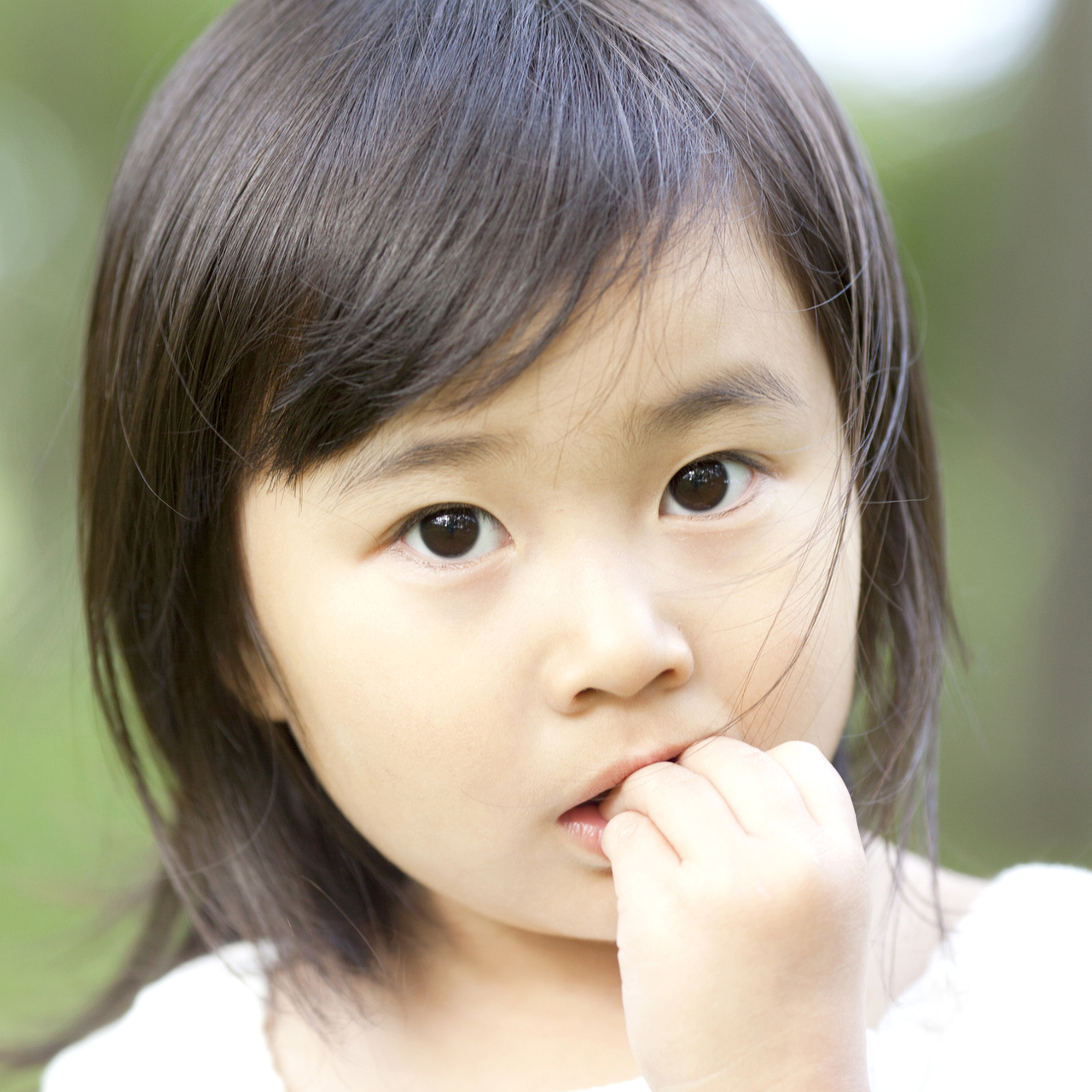 爪を噛む癖のある女の子の写真