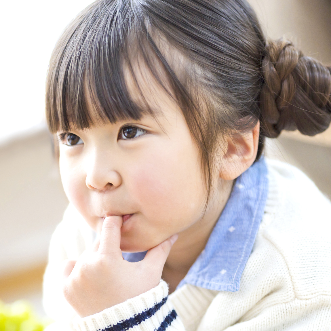 指しゃぶりをしている子供の画像