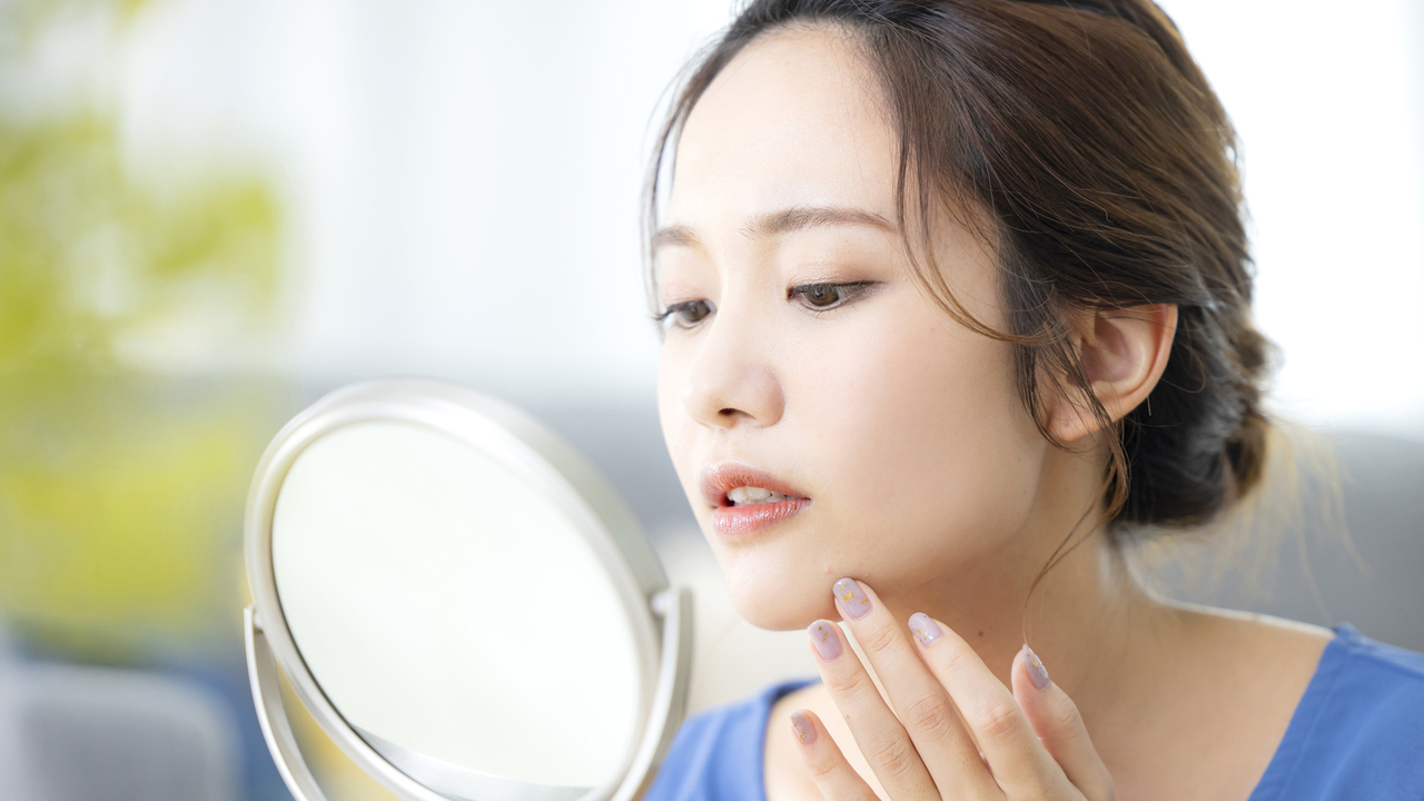 不安そうに自身の歯並びを見る女性