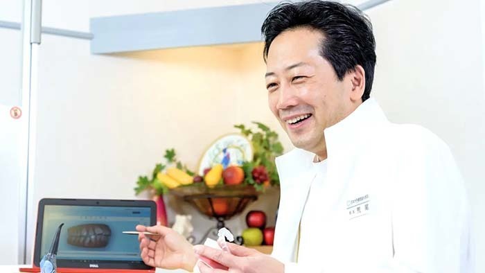 矯正歯科をお探しの練馬区の患者さまの相談に乗る院長